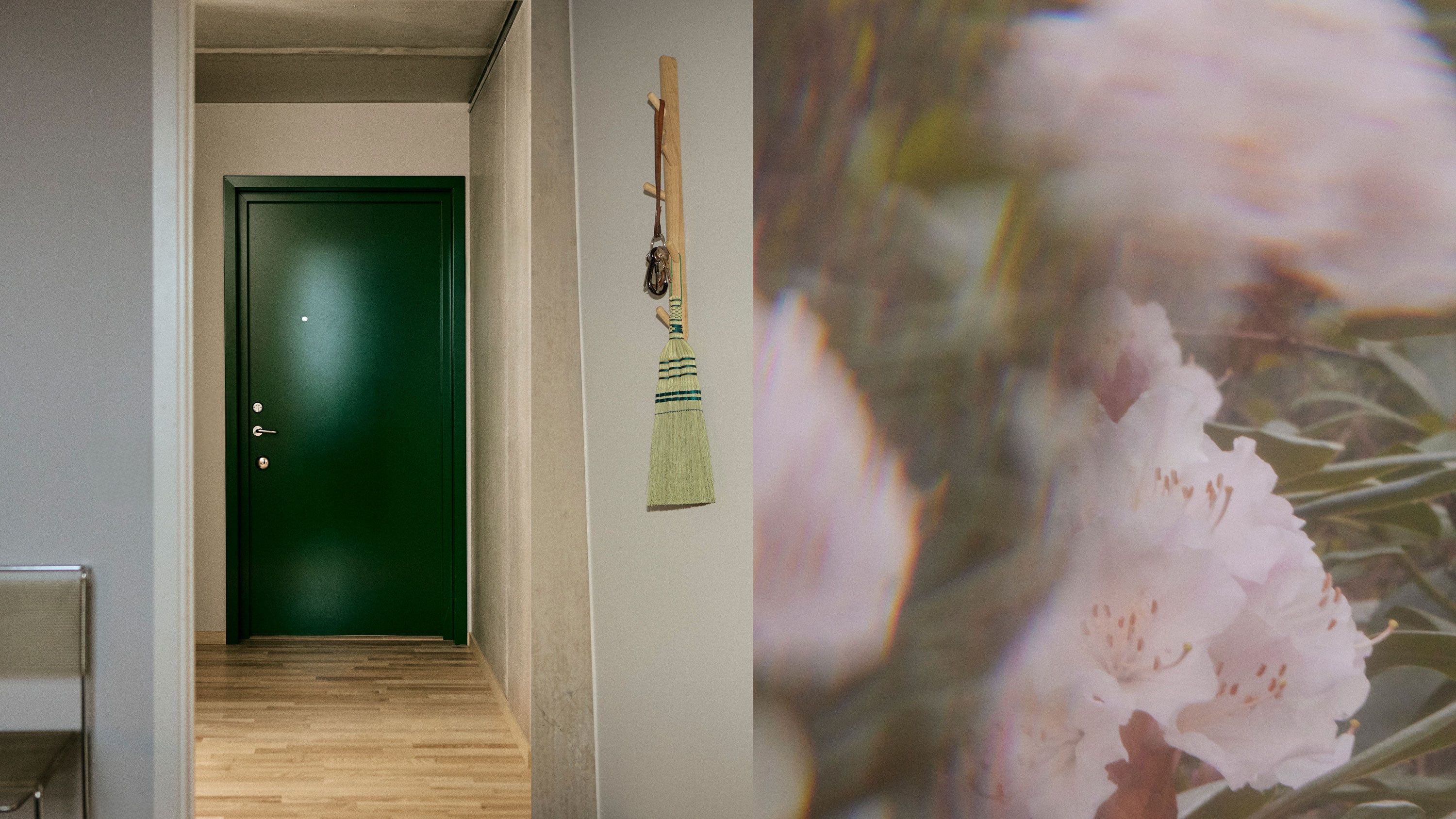 kollage med bilder på en grön ytterdörr, kroklist i björk och blommande rhododendron