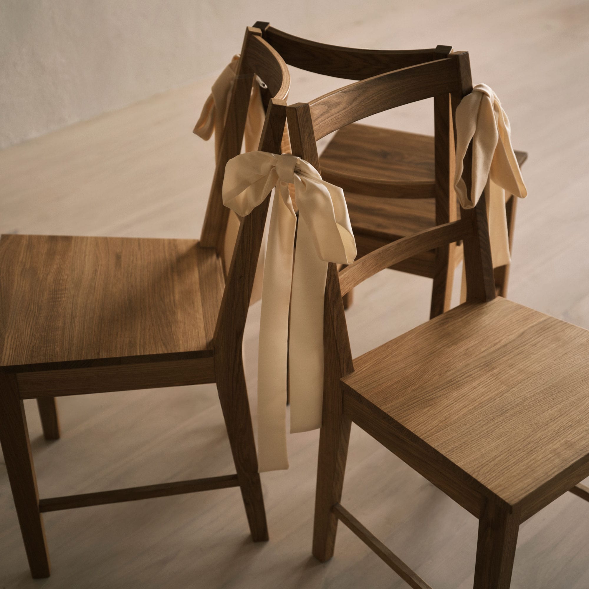 tre stolar i ring med rosetter runt