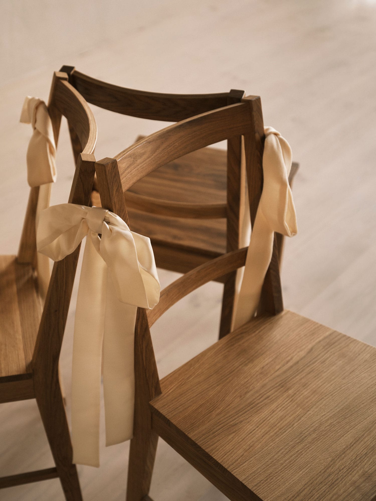 tre stolar i ring med rosetter