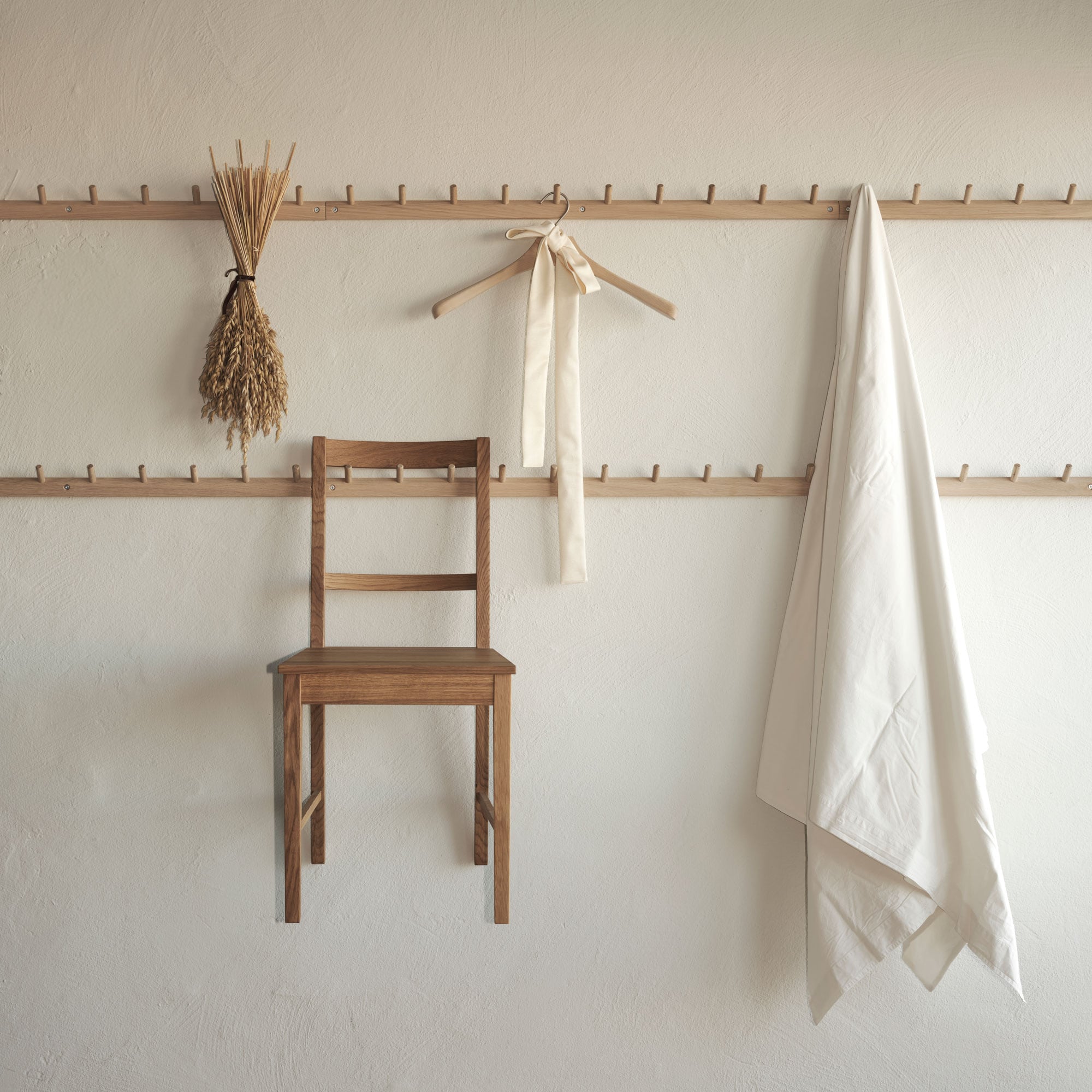 stol och föremål hängande på kroklister