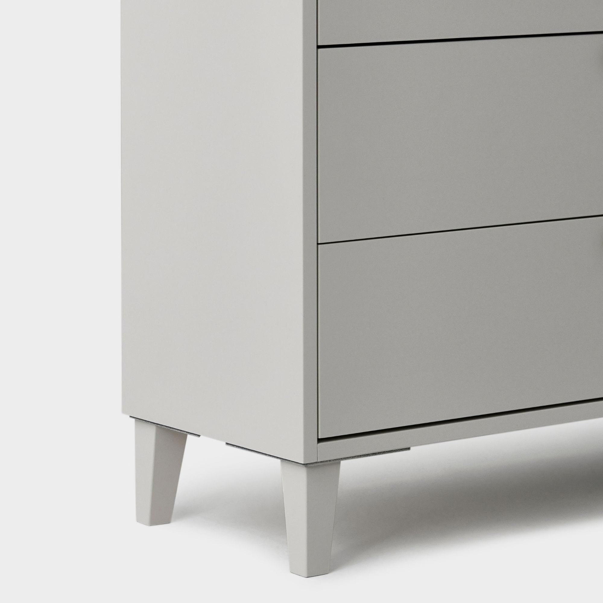 miniMassiv byrå med 5 lådor H4+/M1