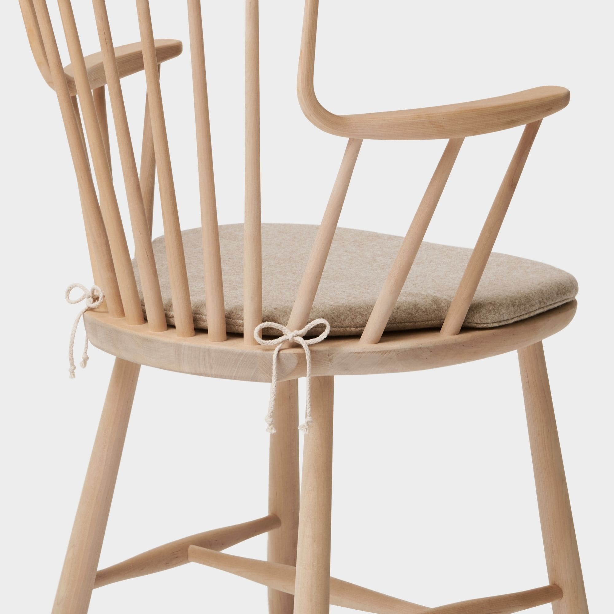 Pinnkarmstol Dyna Ull 100 beige